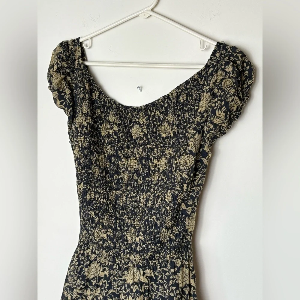 Elegant Black and Gold Women's Dress - Picture 4 of 14
